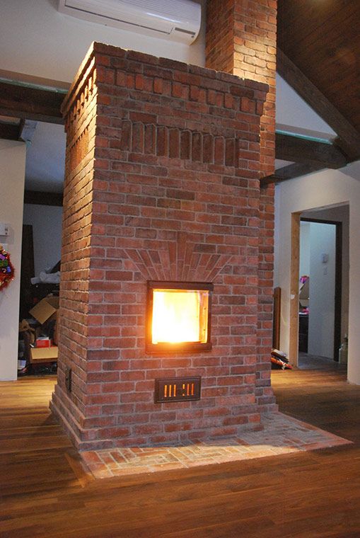 Cuptor din cărămidă sub formă de coloane cu un foc luminos în interior