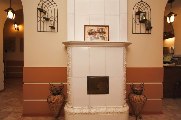 Klasična nizozemska peć ukrašena keramikom i štukaturom