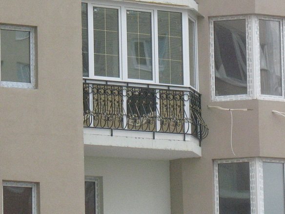 Klasični francuski balkon s ogradom od kovanog željeza