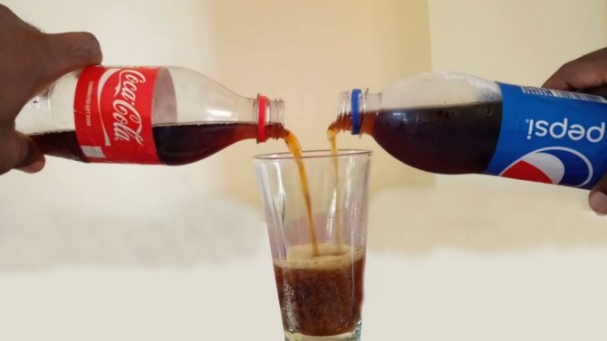 Coca-Cola e Pepsi-Cola podem ser usadas juntas na limpeza do capô