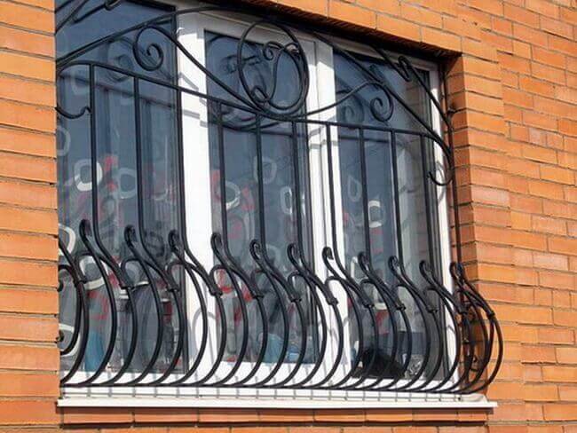 celosía forjada en la ventana