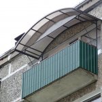 baldachin peste balcon