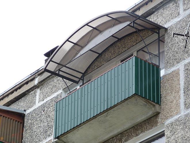 baldachin peste balcon
