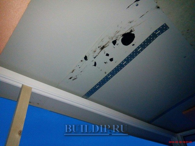 Fijación de la parte superior de los marcos de aluminio a la losa del balcón.