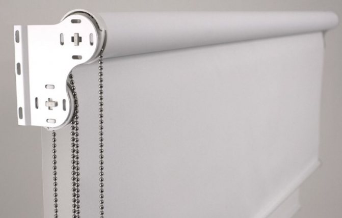 Mounting bracket for double roller blinds