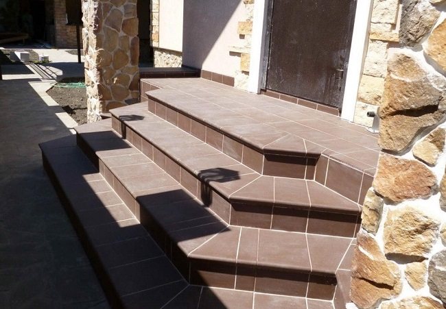 alpendre forrado com ladrilhos de clínquer