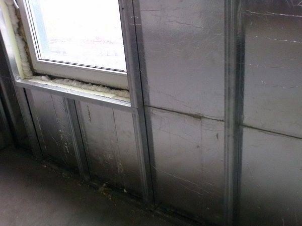 Acoperiș deasupra balconului de la ultimul etaj