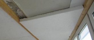 Acoperiș deasupra balconului de la ultimul etaj