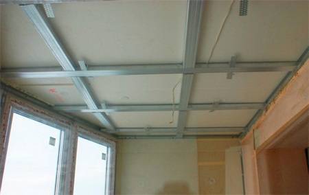 Acoperiș deasupra balconului de la ultimul etaj