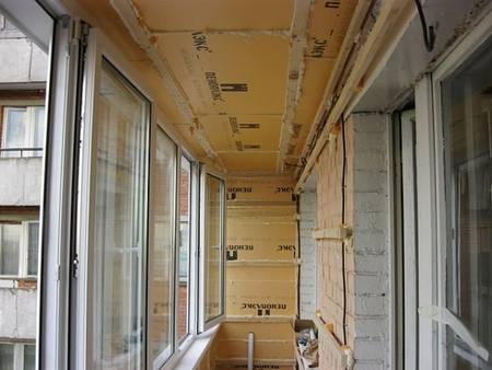 Acoperiș deasupra balconului de la ultimul etaj