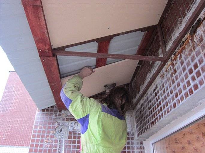 Acoperiș deasupra balconului de la ultimul etaj