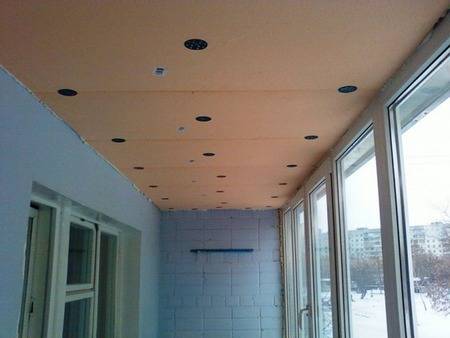 Acoperiș deasupra balconului de la ultimul etaj