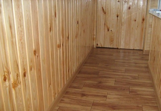 lakirana podstava na balkonu