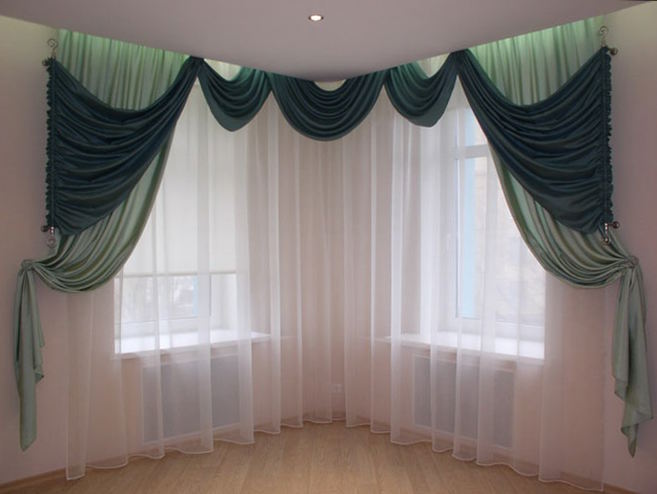 Lambrequin para duas janelas sem cortinas