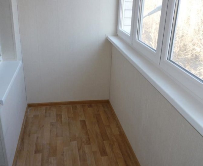 Linoleum på balkonggolvet med PVC-fönster