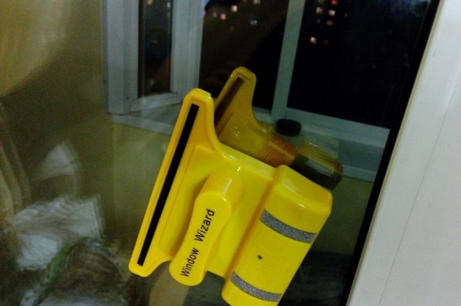 Magnetski uređaj čisti staklo bez pruga
