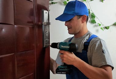 капитанът сменя дръжката