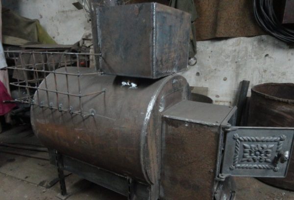 Estufa de sauna de metal con tubo horizontal.