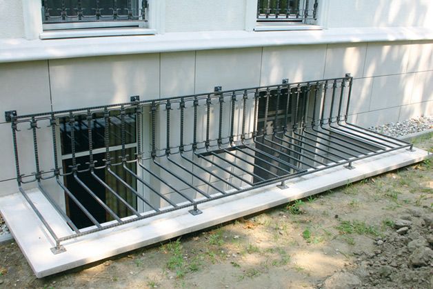 Metalna rešetka na podrumskom prozoru