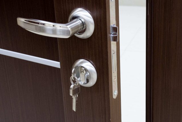 Zăvor interior al ușii: magnetic, cu zăvor, silențios