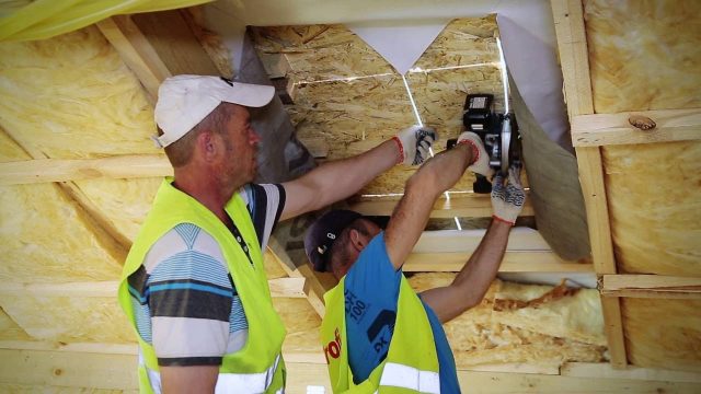 Metal bir kiremit içine bir çatı penceresinin montajı