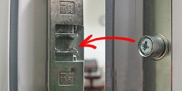 plastik balkon kapısı için makaralı mandalın montajı