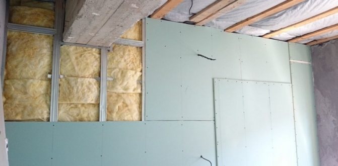 Instalação de uma camada de gesso cartonado sobre lã mineral