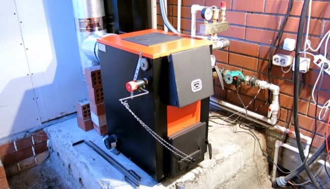Installation af en kedel med fast brændsel med rør