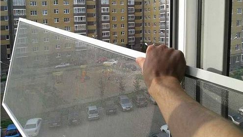 Мрежа против комари на пластмасови прозорци: как да премахнете мрежата от прозореца без излишъци