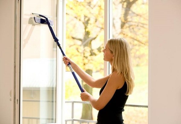 nettoyer les vitres de l'extérieur avec une vadrouille télescopique