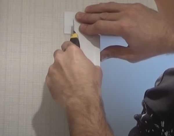 Na fotografii je bočný profil F odrezaný administratívnym nožom.