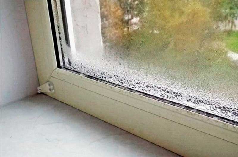 Na fotografiji - posljedice loše ugradnje plastičnog prozora