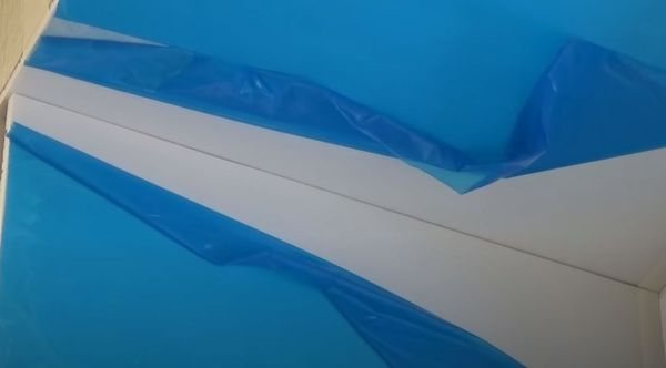 Bildet viser krysset mellom topp- og sidepanelene.