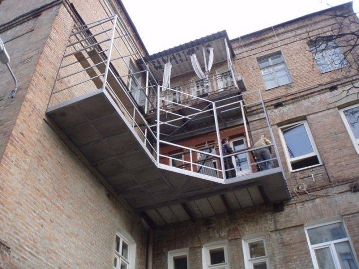 Cât de mare poate fi mărit un balcon fără permisiune