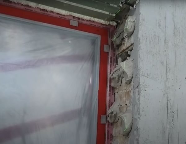 Stierkou dáme lepidlo na stenu.