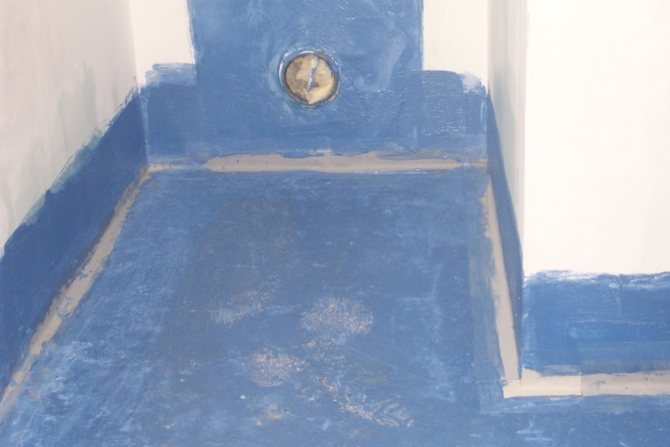 Nanesená izolácia na podlahu a steny ochráni povrch pred únikmi a postriekaním.