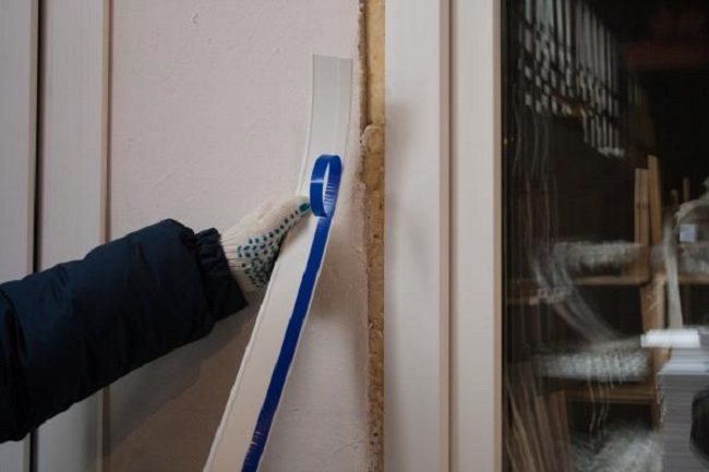 Cover strip for plastic windows