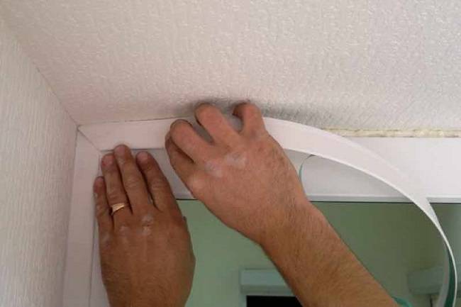 Cover strip for plastic windows