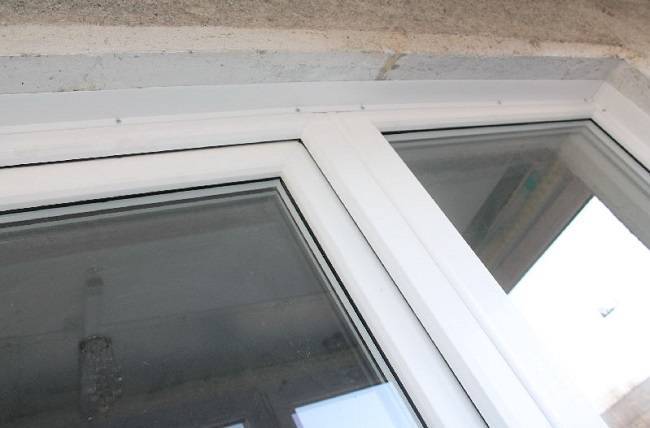 Cover strip for plastic windows