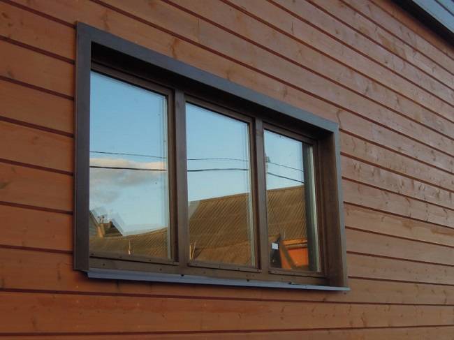 Cover strip for plastic windows