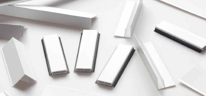 Cover strip for plastic windows