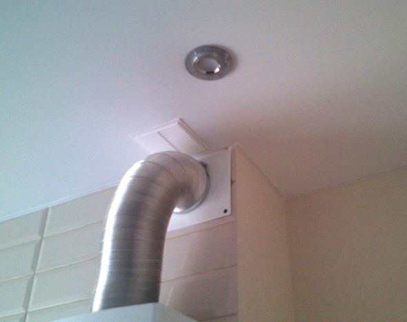 Teto falso com aquecedor de água a gás na cozinha