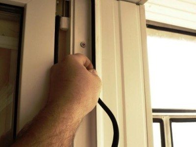 La puerta del balcón de plástico no se cierra: cómo solucionar problemas