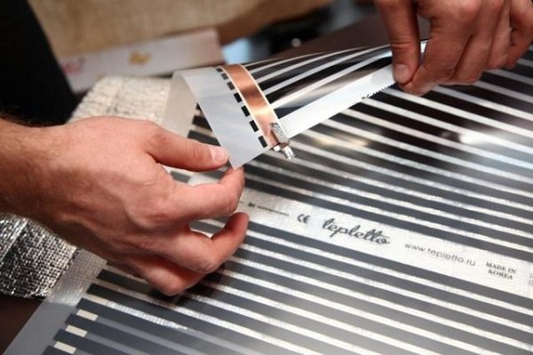 Contactele trebuie fixate cu atenție pentru a evita oxidarea.