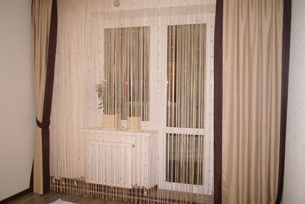 perdele cu filament în camera de zi cu ușă de balcon