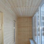 Yarım daire panellerle balkon odasına bakan