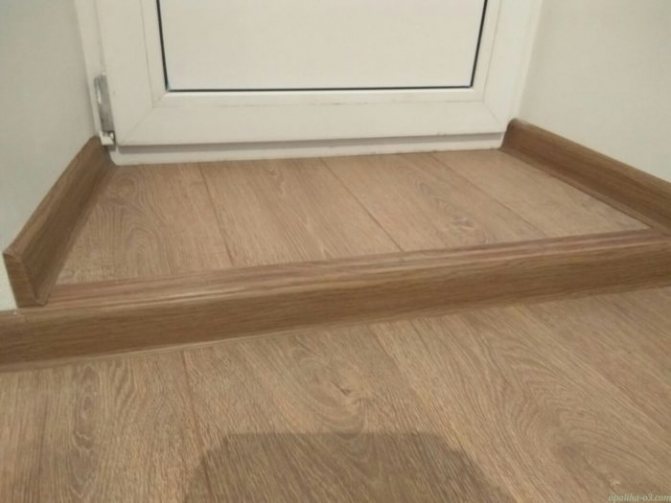 Ламинат с лице към перваза на балкона