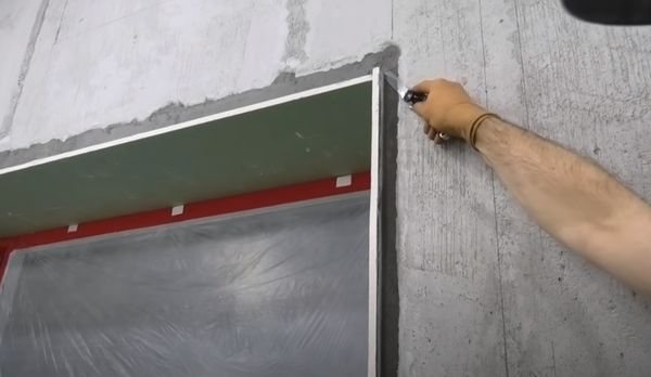 Orezajte sadrokartón pomocou maliarskeho noža.