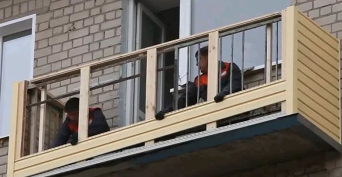 Balkongbeklädnad med sidospår. Stadier av arbete