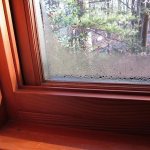 En av anledningarna till att fönstren på balkongen svettar är dålig ventilation.